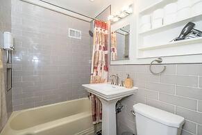 Spacious 4BR CozySuites in Old Town Alexandria