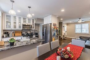 Beautiful 3br/2ba House with cozy backyard by CozySuites