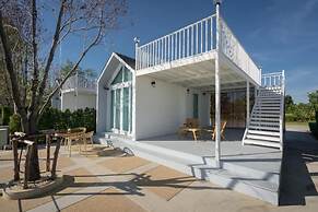 Saksiam Lakeside Resort