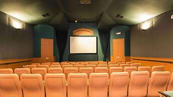 Dreamy Home, Just 3.5 Miles From Disney! CDC Cleaning, Huge Pool Area.