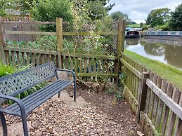 Tranquil Northampton Retreat