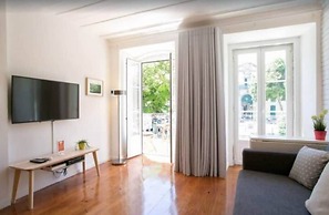 Sunny Photographer's Studio w Balcony in Alcântara