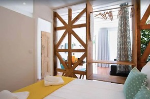 Sunny Photographer's Studio w Balcony in Alcântara