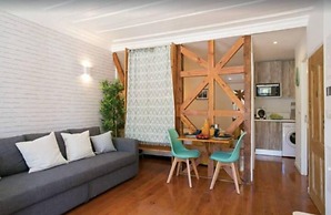 Sunny Photographer's Studio w Balcony in Alcântara