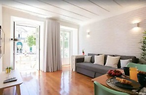 Sunny Photographer's Studio w Balcony in Alcântara