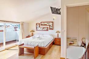 Lovely 2 Bedroom Duplex Apt w Terrace in Cascais