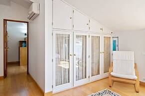 Lovely 2 Bedroom Duplex Apt w Terrace in Cascais