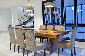 Kamala Villa 10 bedrooms with a private swimming pool