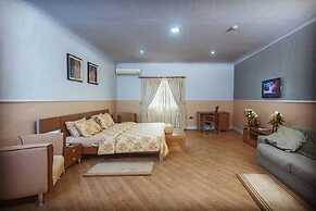 Quiet Pools Inn and Residence