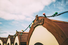 Secluded Meadow, Unique Shire Hut, Perfect Camping