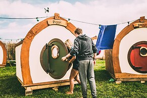 Secluded Meadow, Unique Shire Hut, Perfect Camping