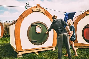 Secluded Meadow, Unique Shire Hut, Perfect Camping