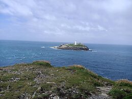 Secluded Meadow, Unique Shire Hut, Perfect Camping