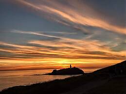 Secluded Meadow, Unique Shire Hut, Perfect Camping