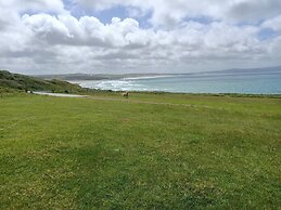Secluded Meadow, Unique Shire Hut, Perfect Camping