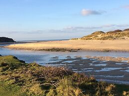 Secluded Meadow, Unique Shire Hut, Perfect Camping