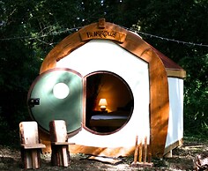 Secluded Meadow, Unique Shire Hut, Perfect Camping