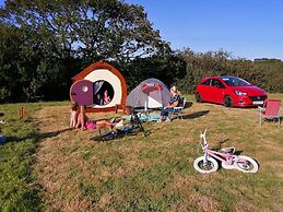Secluded Meadow, Unique Shire Hut, Perfect Camping