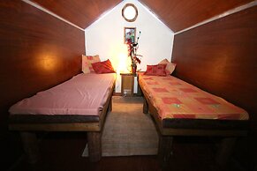 Secluded Meadow, Unique Shire Hut, Perfect Camping