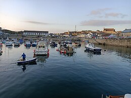 Secluded Meadow, Unique Shire Hut, Perfect Camping