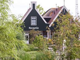 Spacious Holiday Home on the Markermeer