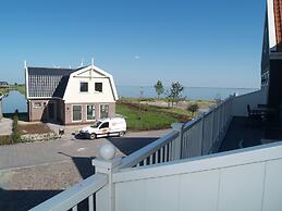 Spacious Holiday Home on the Markermeer