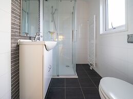 Modern Chalet With Dishwasher