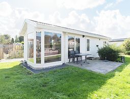 Chalet w/ Garden in Zaan Style