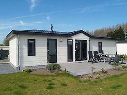 Chalet w/ Garden in Zaan Style