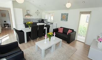 Chalet w/ Garden in Zaan Style