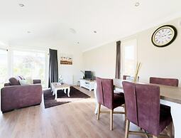 Chalet w/ Garden in Zaan Style
