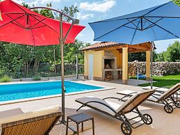 Quaint Holiday Home near Buzet with Terrace