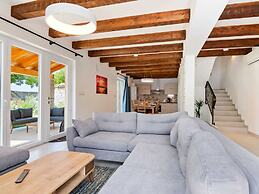 Quaint Holiday Home near Buzet with Terrace