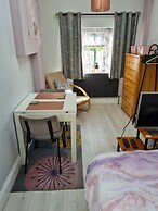 1 Bedroom Annex - 2 Mins From Train Station