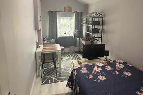 1 Bedroom Annex - 2 Mins From Train Station