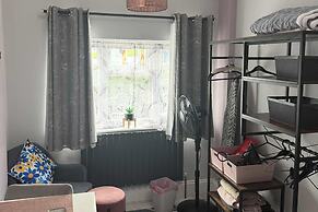 1 Bedroom Annex - 2 Mins From Train Station