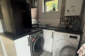 1 Bedroom Annex - 2 Mins From Train Station
