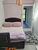 1 Bedroom Annex - 2 Mins From Train Station