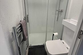 1 Bedroom Annex - 2 Mins From Train Station