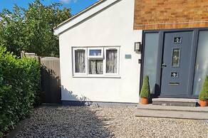 1 Bedroom Annex - 2 Mins From Train Station