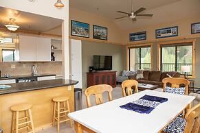 2800 Slopeside 2 Bedroom Condo by RedAwning