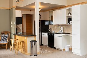 2800 Slopeside 2 Bedroom Condo by RedAwning