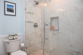 2800 Slopeside 2 Bedroom Condo by RedAwning