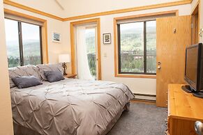 2800 Slopeside 2 Bedroom Condo by RedAwning