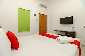 RedDoorz near Kejaksan Station Cirebon 2