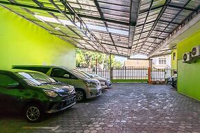 RedDoorz near Kejaksan Station Cirebon 2