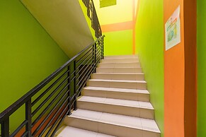 RedDoorz near Kejaksan Station Cirebon 2