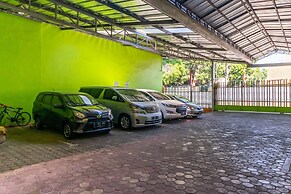 RedDoorz near Kejaksan Station Cirebon 2