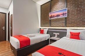 RedDoorz Plus @ Doorman Guest House
