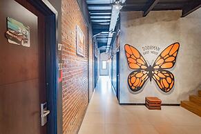 RedDoorz Plus @ Doorman Guest House